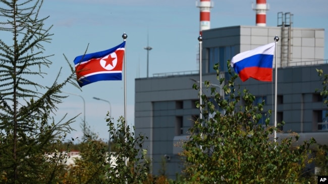 지난해 9월 북러 정상회담이 열린 러시아 보스토치니우주기지 주변에 양국 국기가 걸려있다. (자료사진)