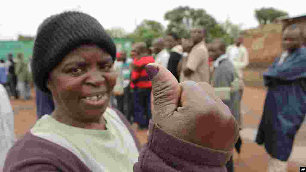 Une femme montre son pouce taché d&#39;encre après avoir placéson vote dans l&#39;urne le jour de l&#39;élection présidentielle à Lusaka, 20 janvier 2015.