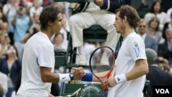 Rafael Nadal (kiri) bersalaman dengan petenis tuan rumah Andy Murray setelah pertandingan semifinal tunggal putra Wimbledon, Jumat (1/7).