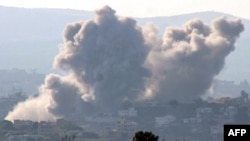 Un nuage de fumée apparaît après une frappe aérienne israélienne sur un village près de la ville de Tyr, au sud du Liban, le 9 octobre 2024. 