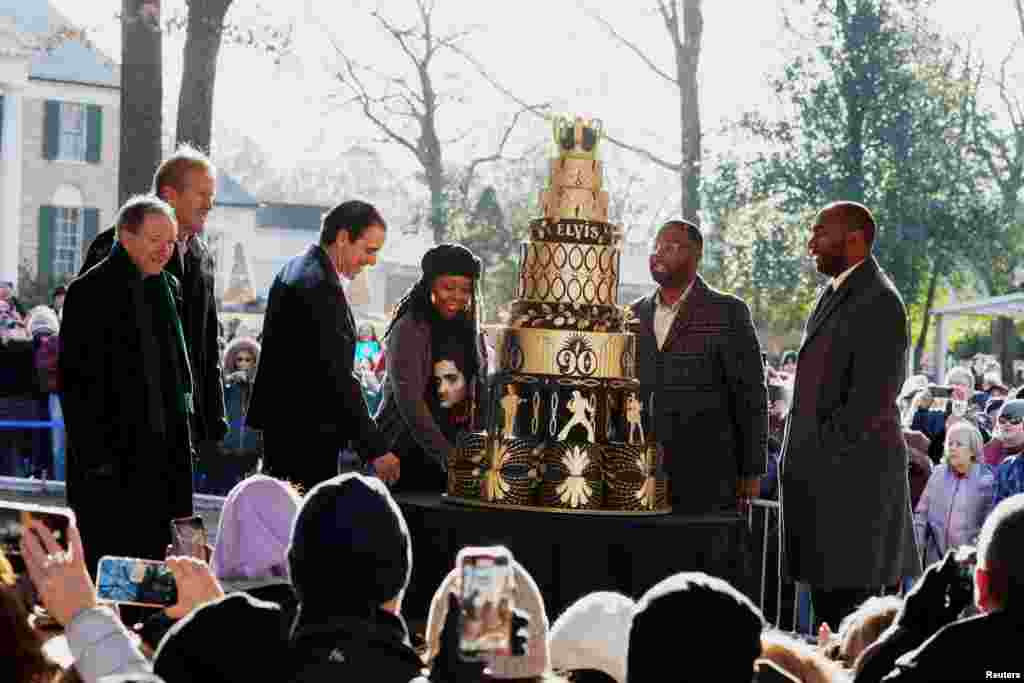 Fans and dignitaries gather at Graceland to mark what would have been late singer Elvis Presley&#39;s 90th birthday, in Memphis, Tennessee. REUTERS/Karen Pulfer Focht