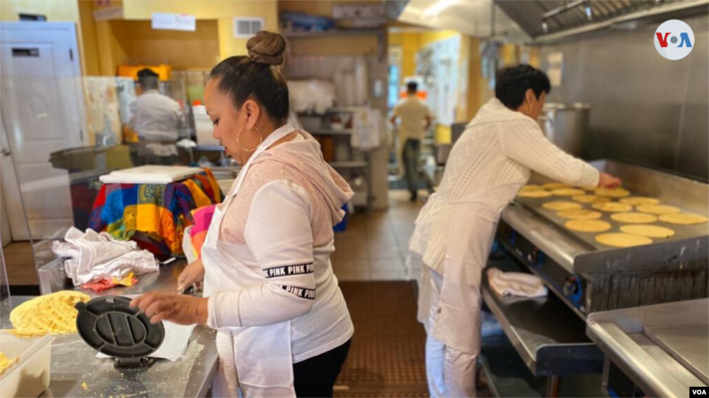 Varias mujeres hispanas son parte del equipo de South Philly Barbacoa. Para Cristina Martínez, el trabajo y la entrega &quot;extra&quot; que exige un sitio como el que administra impone &quot;un potencial doble de una mujer&quot;. (Foto: Celia Mendoza)