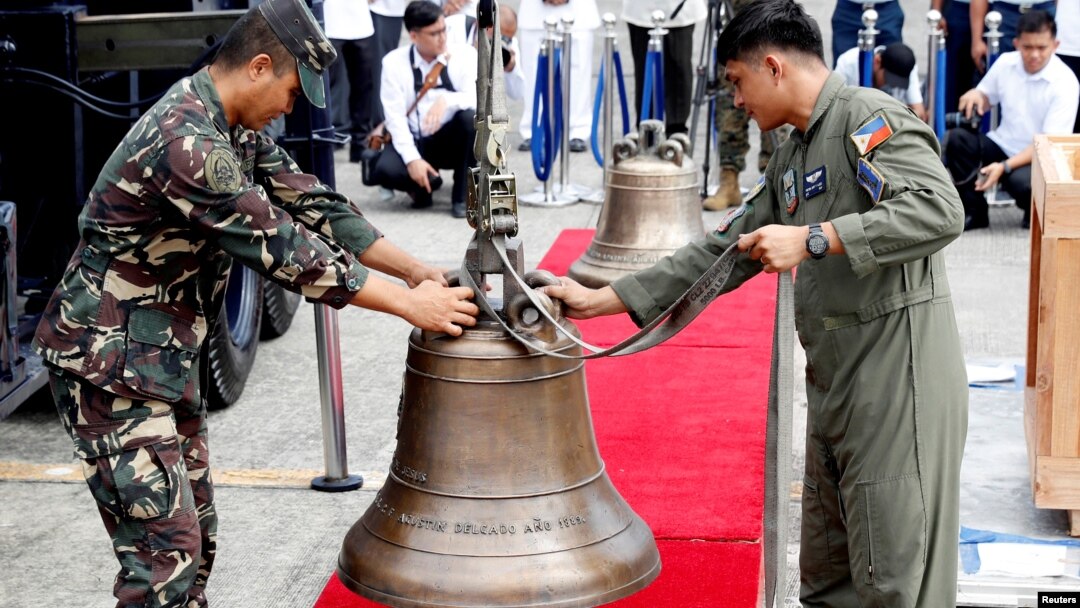 Personil Angkatan Udara Filipina membongkar lonceng Balangiga di Pangkalan Udara Villamor, Pasay, Metro Manila, Filipina 11 Desember 2018.