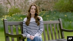 Hình trích xuất từ thông điệp video lúc công nương Kate cho biết đang chịu hóa trị sau khi phát hiện ung thư.