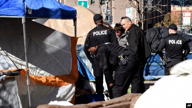La policía cierra un campamento de desamparados en el centro de la ciudad de Denver, Colorado, el 31 de octubre de 2023.