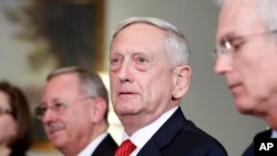 Menteri Pertahanan Jim Mattis mendengarkan pertanyaan wartawan dalam pertemuan dengan Menteri Pertahanan Georgia, Levan Izorian, di Pentagon, 13 November 2017 di Washington. 