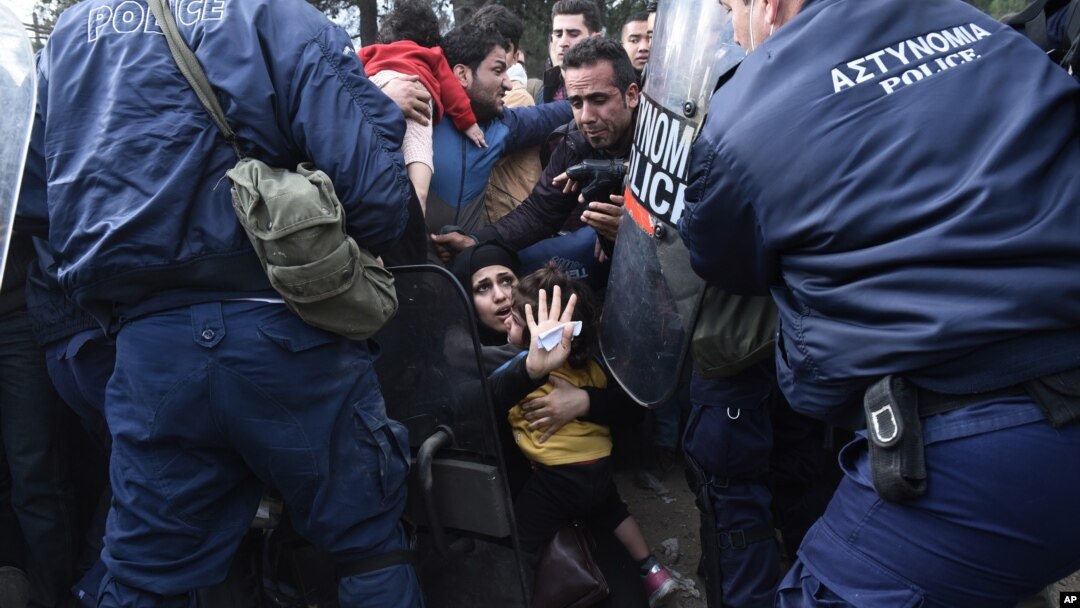 Žena pokušava da zaštiti ćerku tokom sukoba sa grčkom policijom u blizini granice sa Makedonijom, 22. novembar 2015.