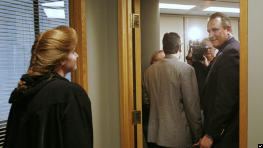 Leah Barlow (L), a wife in a British Columbia polygamist community, stands outside a news conference as Utah Attorney General Mark Shurtleff (R) leaves in Vancouver, British Columbia, Dec. 8, 2005.