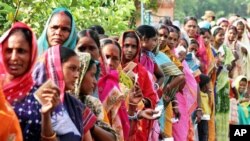 ভারতে ভোটদাতারা পঞ্চম পর্বের নির্বাচনের জন্যে ভোট দিচ্ছেন।