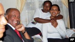 Ethiopian opposition leader Birtukan Mideksa (r) hours after she was released from jail by Ethiopian authorities, 06 Oct. 2010