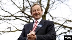 Pemimpin Fine Gael, Enda Kenny, bertemu dengan para pendukungnya di Westport, County Mayo, Ireland. Kenny kemungkinan besar akan menjadi Perdana Menteri baru Irlandia pasca-kemenangan partainya.