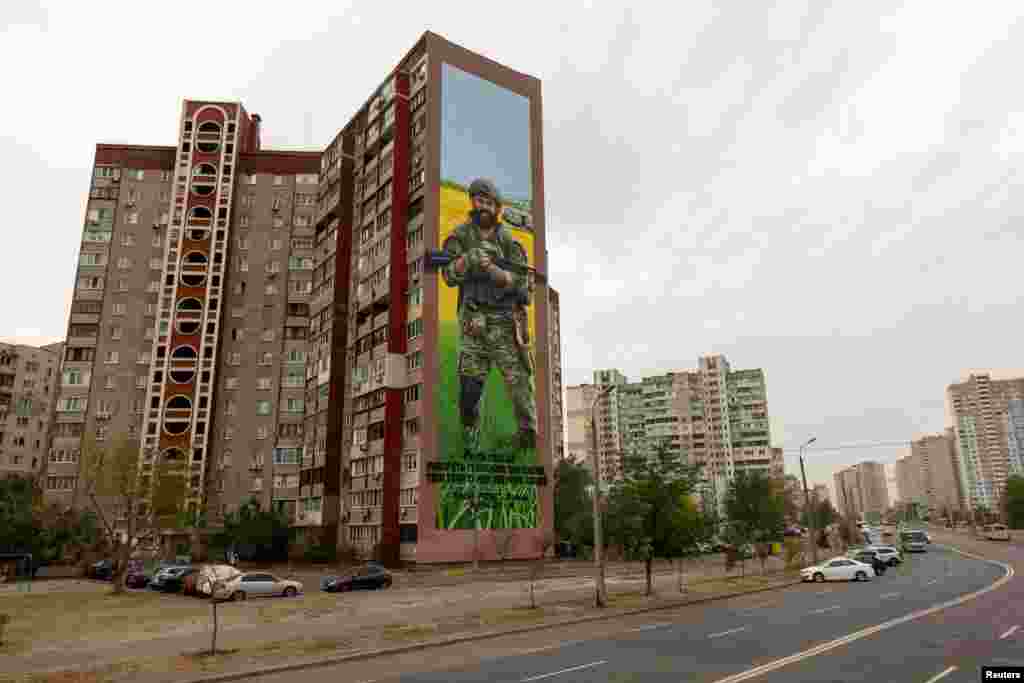 La imagen del exboxeador de 23 años, Maksym Bordus, forma parte de los doce murales que el artista ucraniano Gladenko ha creado en la capital para conmemorar a los militares caídos en combate contra el ejército ruso.&nbsp;