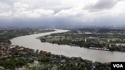 Sungai Chao Phraya di provinsi Pathum Thani, sebelah utara Bangkok, yang meluap akibat banjir.