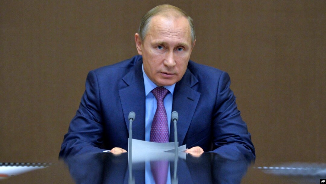 Tổng thống Nga Vladimir Putin chủ trì cuộc họp với các quan chức quốc phòng trong khu dinh thự Bocharov Ruchei trong khu nghỉ mát Biển Đen của Sochi, ngày 10/11/2015.