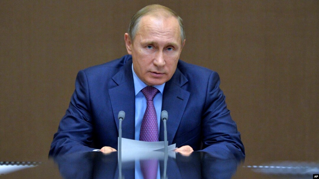 Presiden Rusia Vladimir Putin berbicara di kota resor Sochi, Selasa (10/11).