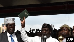 L'opposant kenyan Raila Odinga prête serment sur la bible, à Nairobi, le 30 janvier 2018.