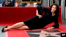 Lynda Carter berpose dengan bintang Hollywood Walk of Fame setelah upacara penghargaan di Los Angeles, following a ceremony, April 3, 2018, in Los Angeles. 