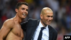 Cristiano Ronaldo et son entraîneur Zinedine Zidane, lors de la victoire du Real Madrid à la Ligue des champions de l'UEFA, le 28 mai 2017.