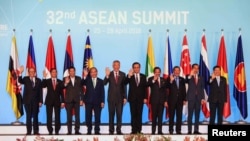 ASEAN leaders take a group photo ahead of the opening ceremony of the 32nd ASEAN Summit in Singapore, April 28, 2018.