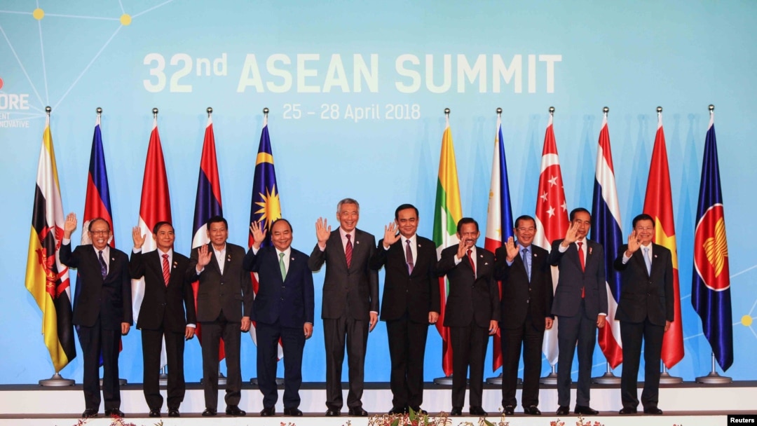 Para pemimpin negara-negara ASEAN menjelang upacara pembukaan KTT ASEAN ke-32 di Singapura, 28 April 2018. (Foto: dok). 