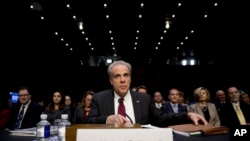 Umugenzuzi mukuru mu bushikiranganji bw'ubutungane Michael Horowitz ariko yishura ibibazo vy'akanama ka sena kajejwe ubutungane. Washington, itariki 11/12/2019.