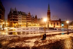 La nieve cubre la plaza Roemerberg en Frankfurt, Alemania, el domingo 17 de enero de 2021.