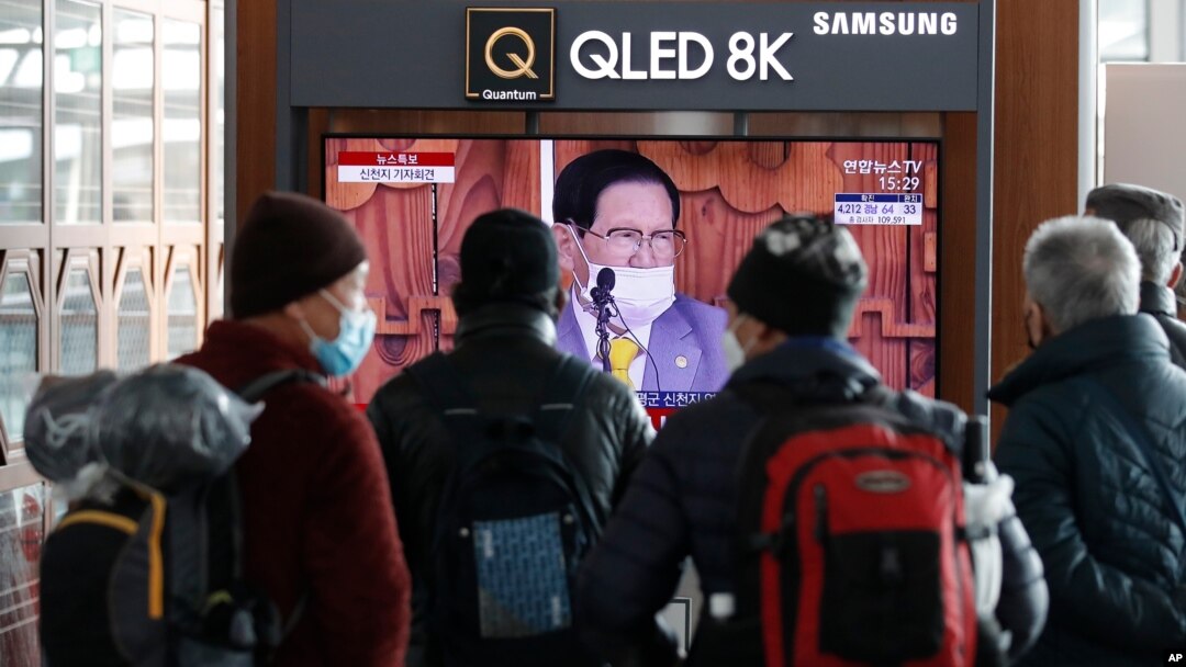 Orang-orang di stasiun kereta Seoul, Korea Selatan, menyaksikan laporan berita tentang Lee Man-hee, pemimpin Gereja Yesus Shincheonji, 2 Maret 2020.