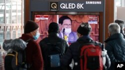 Orang-orang di stasiun kereta Seoul, Korea Selatan, menyaksikan laporan berita tentang Lee Man-hee, pemimpin Gereja Yesus Shincheonji, 2 Maret 2020.