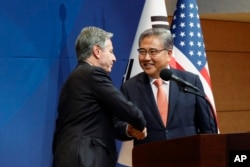 Menteri Luar Negeri AS Antony Blinken dan Menteri Luar Negeri Korea Selatan Park Jin berjabat tangan saat konferensi pers bersama setelah pertemuan mereka di Seoul, Korea Selatan, Kamis, 9 November 2023. (Foto: via AP)