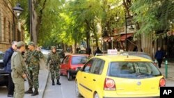 Tunisian soldiers man a checkpoint on Mongi Slim Avenue, Tunis, 16 Jan 2010