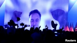 Elon Musk, PDG SpaceX, X ak Tesla pale pa videyo konferans pandan yon miting politik nan kad kanpay pati AfD Almay la nan Halle, 25 Janvye, 2025.