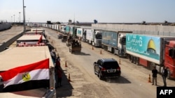 Vozila egipatske vojske prate vozilo u kojem se nalazi generalni sekretar Ujedinjenih naroda u blizini kapije egipatske strane graničnog prijelaza Rafah s pojasom Gaze na istoku provincije Sjeverni Sinaj 20. oktobra 2023.