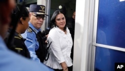 En esta imagen, tomada el 20 de agosto de 2019, la ex primera dama de Honduras, Rosa Elena Bonilla de Lobo, sale de un juzgado tras ser condenada por cargos de corrupción, en Tegucigalpa, Honduras. Un tribunal condenó a Bonilla por la apropiación indebida de unos 600.000 dólares.