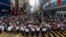 <p>За кордоном поліції - юрби людей, які виступають проти мітингувальників, які вийшли на вулиці вимагати демократії.</p>
