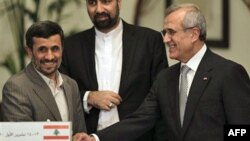 Presiden Lebanon Michel Suleiman (kanan) menerima kunjungan Presiden Iran Mahmoud Ahmadinejad di Beirut (foto: dok). Lebanon meminta penjelasan soal laporan penempatan tentara elit Iran di Lebanon.