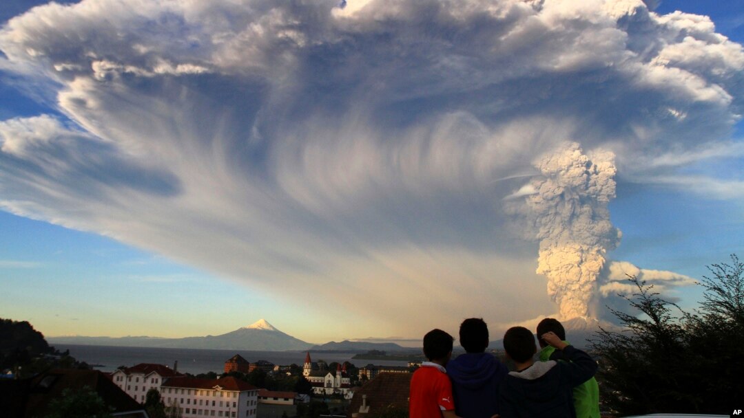 Anak-anak menonton gunung Calbuco yang meletus, dari kota Puerto Varas, Chile selatan (22/4).