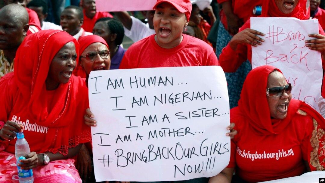 Para perempuan menghadiri demonstrasi yang mendesak pemerintah untuk menyelamatkan siswi-siswi sekolah Chibok di Nigeria yang diculik (6/5). (AP/Sunday Alamba)