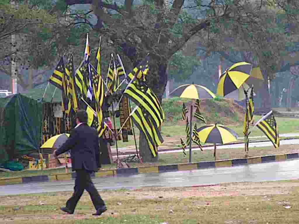 El clima lluvioso y frío no acompaña el sentimiento que se vive en la histórica final. Pero varias horas antes del partido, algunos pocos hinchas de Peñarol se congregaron frente al Estadio Centenario para ondear sus banderas.