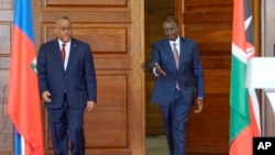 El primer ministro de Haití, Garry Conille, a la izquierda, y el presidente de Kenia, William Ruto, a la derecha, caminan para dar una conferencia de prensa conjunta durante su reunión en la Casa de Estado en Nairobi, Kenia, el viernes 11 de octubre de 2024. 