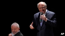 En esta imagen de archivo, el entonces vicepresidente electo de Brasil, Geraldo Alckmin, en un discurso ante legisladores y líderes comunitarios, acompañado por el presidente electo Luiz Inácio Lula da Silva, en Brasilia, el 10 de noviembre de 2022.