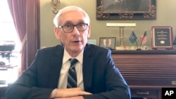 El gobernador de Wisconsin, demócrata Tony Evers, en su oficina durante una entrevista con The Associated Press. Madison, diciembre 19 de 2019.