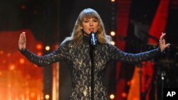 Taylor Swift saat tampil pada ajang Rock and Roll Hall of Fame, di Cleveland, Sabtu, 30 Oktober 2021. (Foto AP/David Richard)