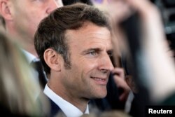 Presiden Prancis Emmanuel Macron mengunjungi Barbazan-Debat, Hautes-Pyrenees, Prancis, 29 April 2022. (Foto: Caroline Blumberg via REUTERS)