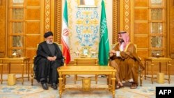 محمد بن سلمان، ولیعهد عربستان سعودی و ابراهیم رئیسی، رئیس‌جمهوری اسلامی ایران در ریاض