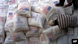 资料照：美国国际发展署 (USAID) 捐赠给巴勒斯坦人的面粉卸在西岸的一个村子仓库里。（2008年6月4日）