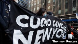 Manifestantes bloquean la tercera avenida fuera de la oficina del gobernador de Nueva York Andrew Cuomo pidiendo su renuncia, en el distrito de Manhattan, el 10 de marzo de 2021.