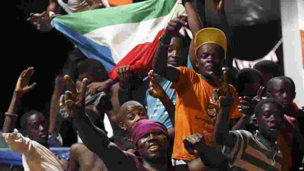 Torcedores guineenses celebram em Malabo, após a vitória do seu time contra a Tunísia.