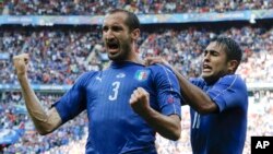 Giorgio Chiellini joueur de l'Italie, à gauche, célèbre avec Eder après avoir marqué le premier but lors de du match de football de l'Euro 2016 entre l'Italie et l'Espagne, au Stade de France, à Saint-Denis, au nord de Paris, 27 juin 2016. (AP photo / Antonio Calanni)