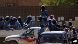 Des policiers lors des manifestations anti-gouvernement, dimanche a Khartoum