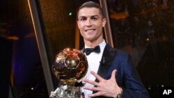 Cristiano Ronaldo avec son 5eme Ballon d'Or (Ballon d'Or) reçu à Paris, le jeudi 7 décembre 2017.